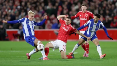 Nikola Milenković (Notingem Forest) između Viktora Froholta i Pepea (Porto)